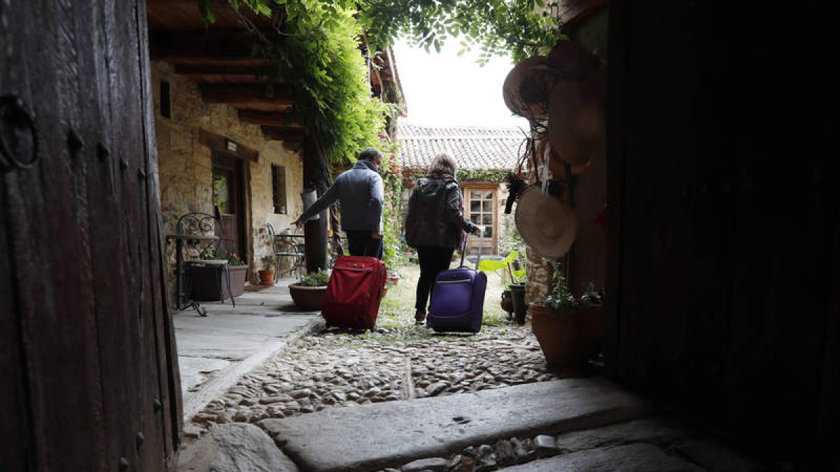 Llegada de viajeros a un establecimiento rural de Maragatería. JESÚS F. SALVADORES / ARCHIVO