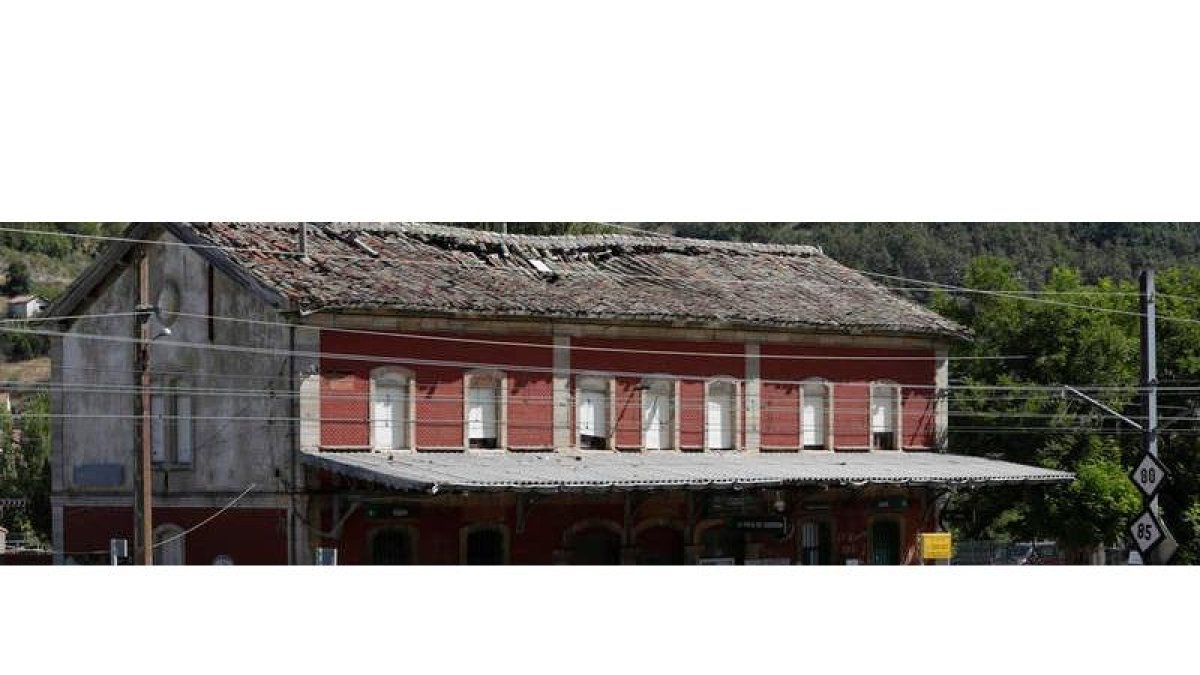 Vista parcial de la estación de La Pola de Gordón, en pleno declive. FERNANDO OTERO