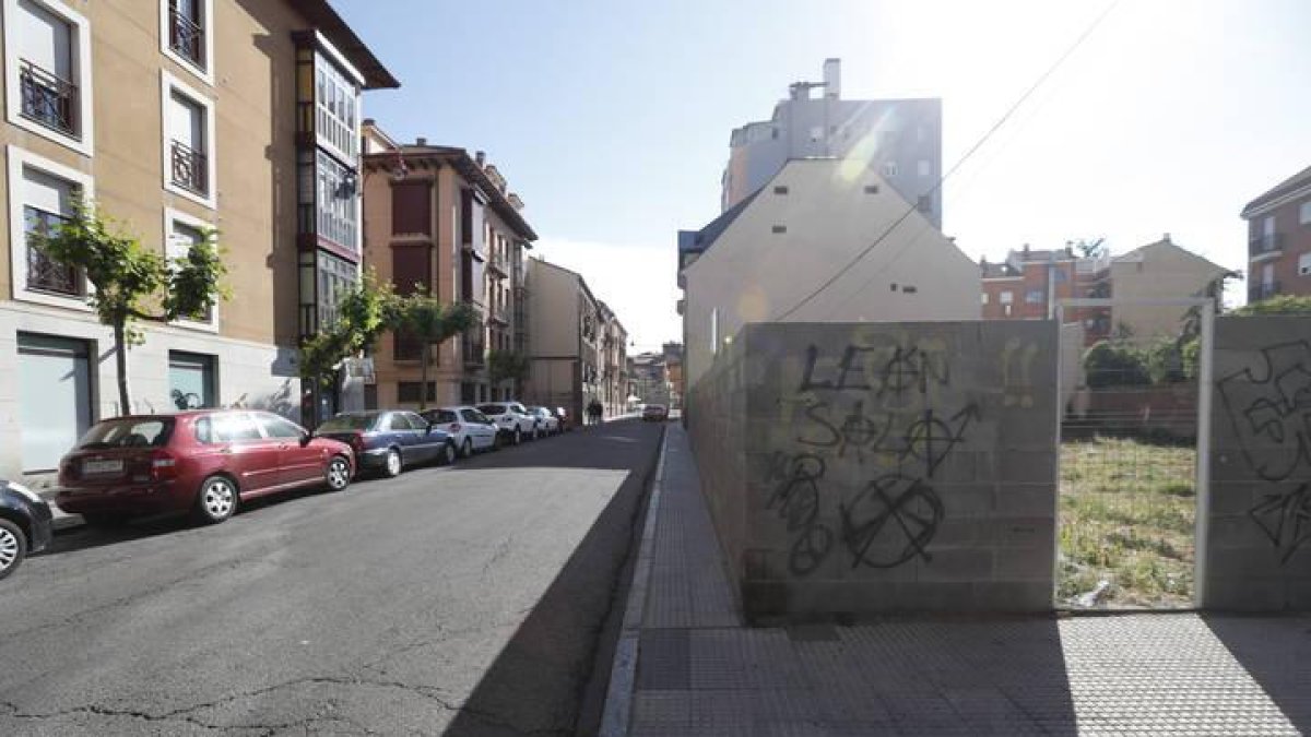 La acera de la calle San Pedro es un acordeón que se estrecha al máximo junto a un solar tapiado.