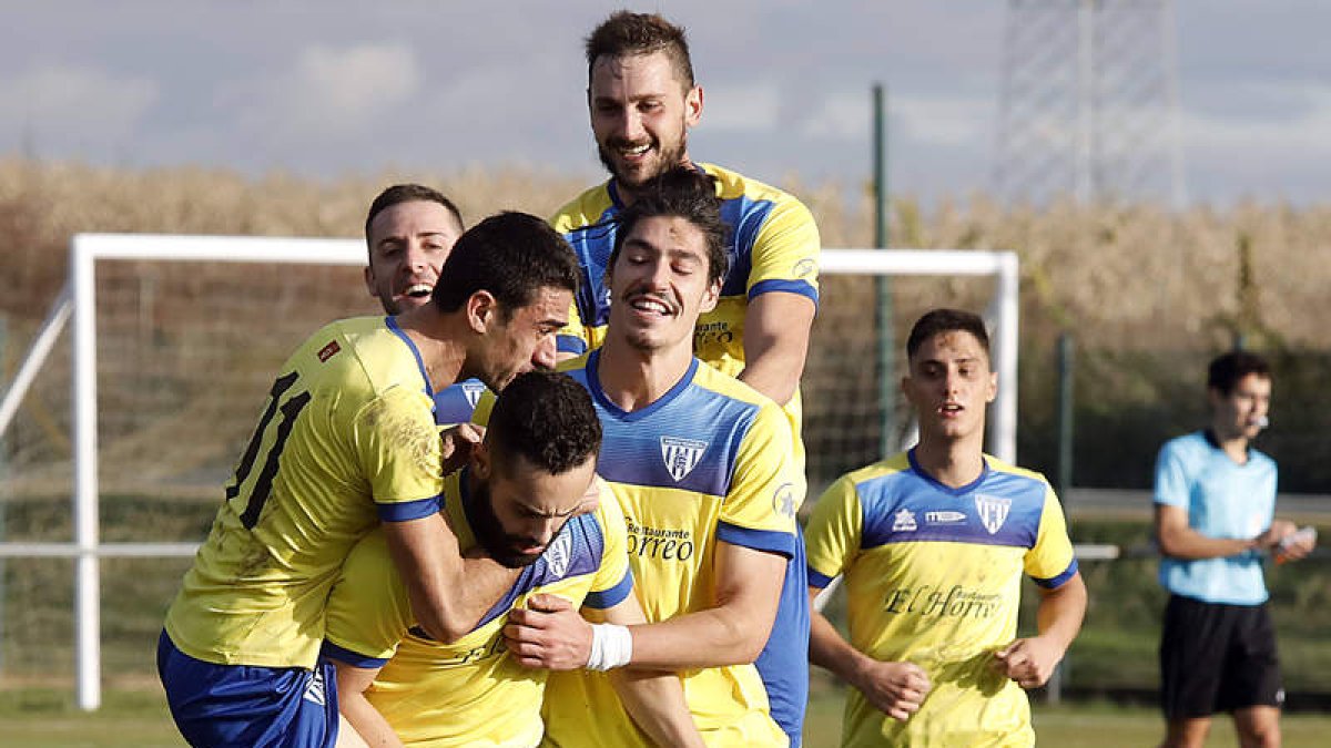 Los jugadores leoneses celebran el gol del empate en el último minuto. MARCIANO PÉREZ