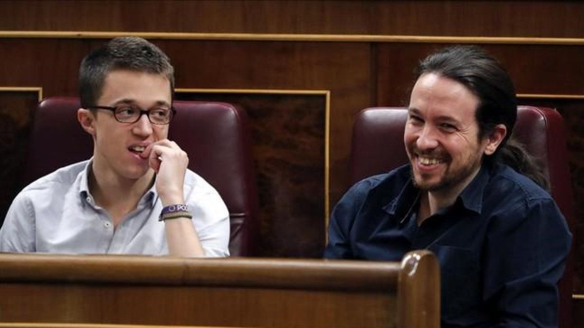 Pablo Iglesias e Íñigo Errejón, durante la intervención de Pedro Sánchez en el debate de investidura.