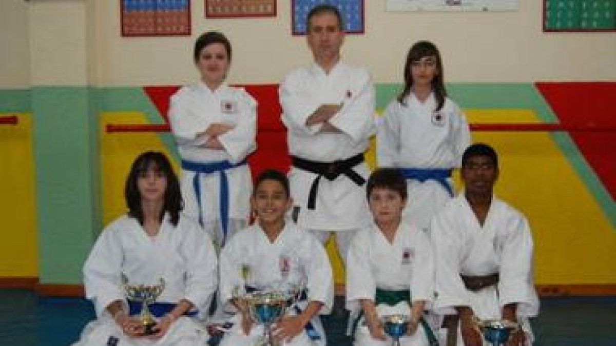 Ortega junto a los karatecas del Okinawa que subieron al podio
