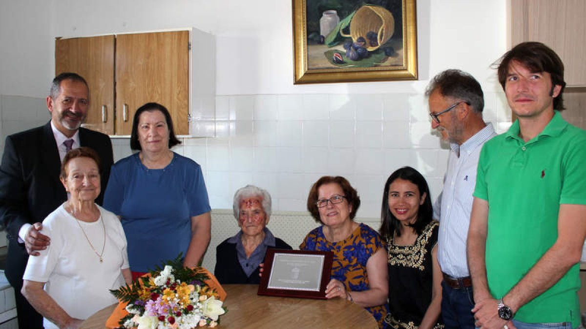 Rosalina González recibió al alcalde y a la concejala rodeada de su familia. Antonia y Herminia fueron visitadas en su residencia  DL