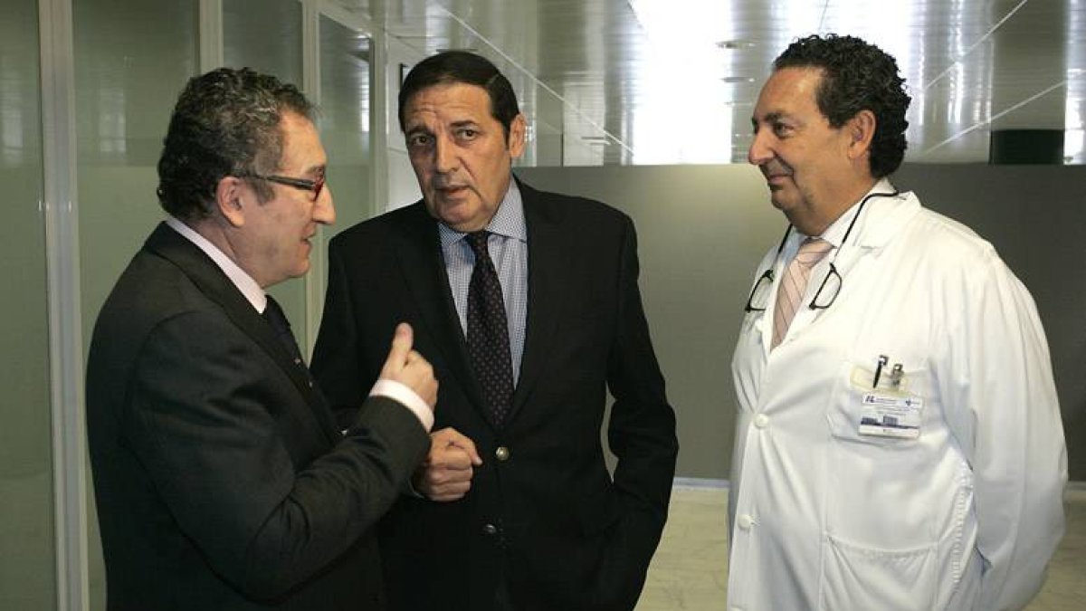 El consejero de Sanidad, Antonio María Sáez, el director gerente del Hospital de León, Juan Luís Burón y el coordinador de las jornadas, Manuel Fernández.