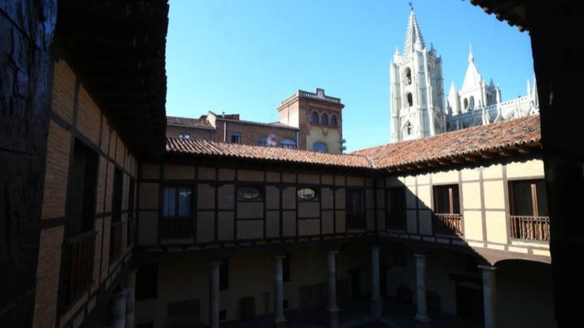 Sede del Obispado de León, frente a la Catedral. DL