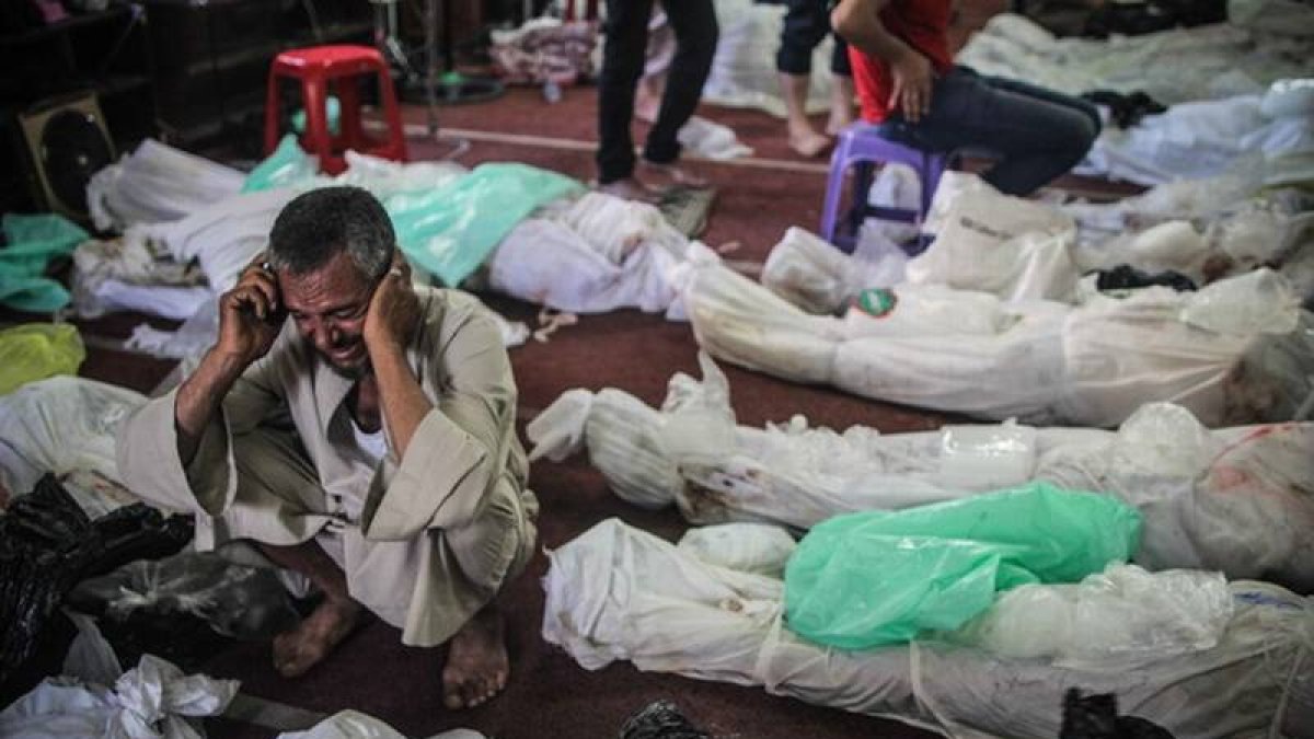 Un egipcio llora junto a un familiar fallecido, este jueves en un depósito de cadáveres de El Cairo.