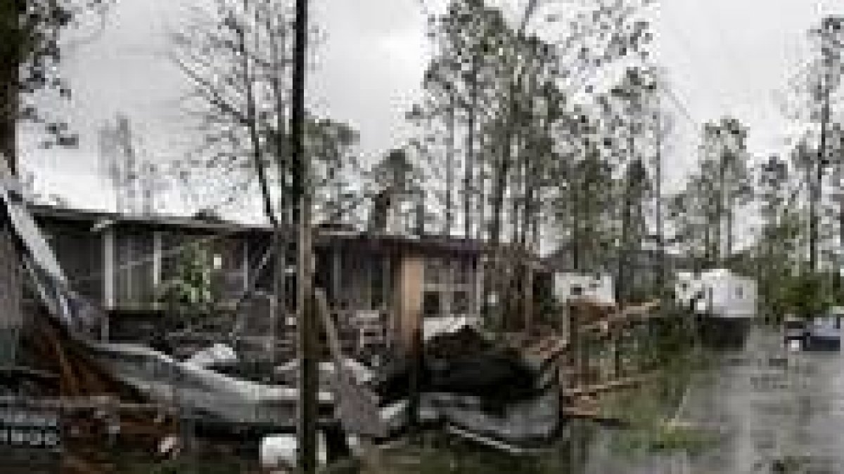 El huracán destrozó varias casas a su paso por East Milton, en el estado de Florida