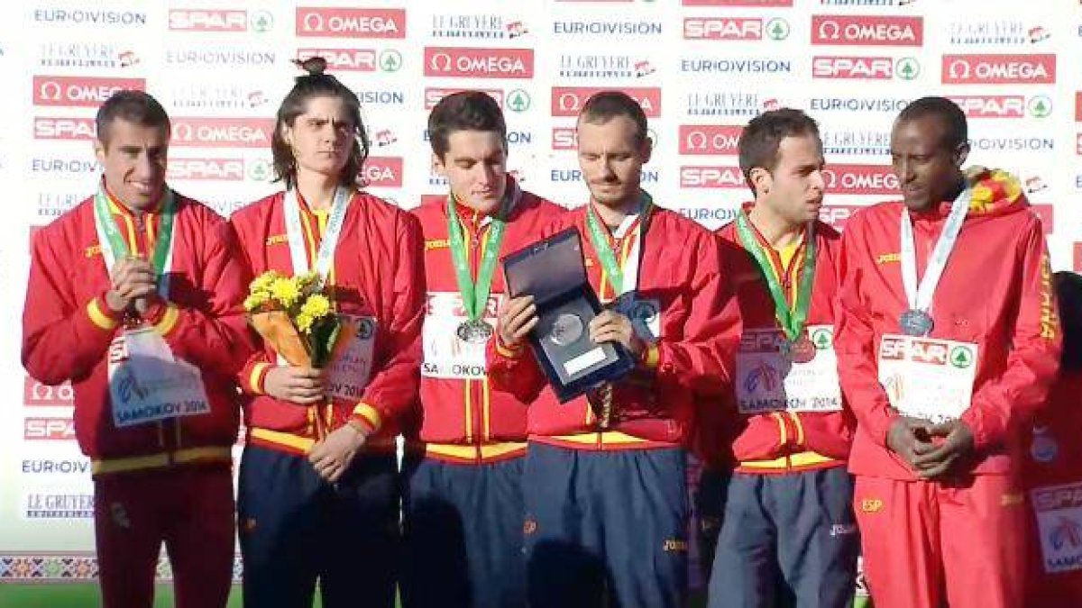 Abadía, Aláiz, Iván Fernández, Daniel Mateo, Marhum y Bezabeh con los trofeos conseguidos.