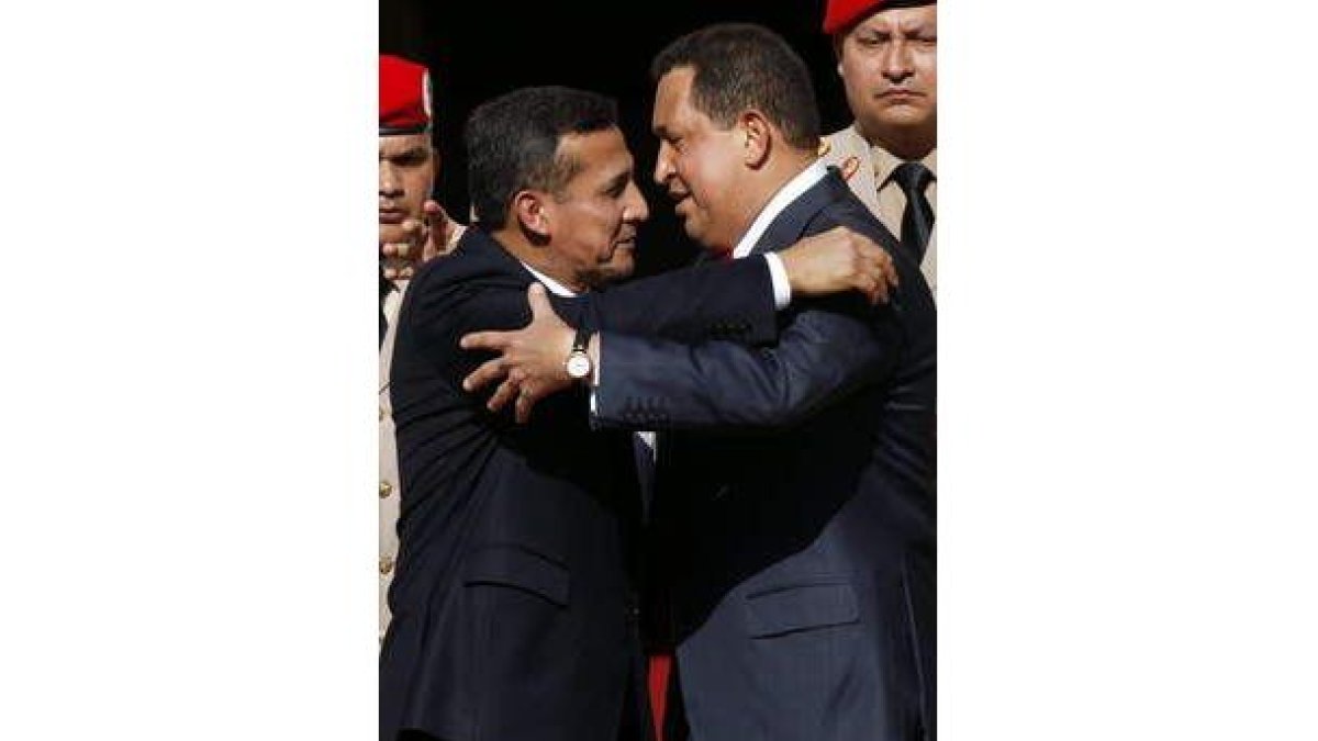 Ollanta Humala, presidente de Perú, saluda a Chávez.