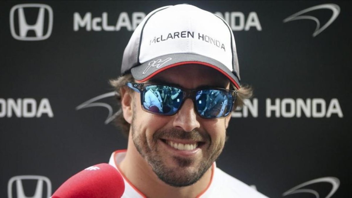 Fernando Alonso, sonriente en la previa del Gran Premio.