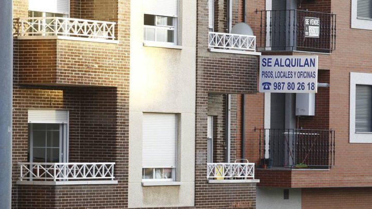 cartel de alquiler de inmuebles en una calle de León.