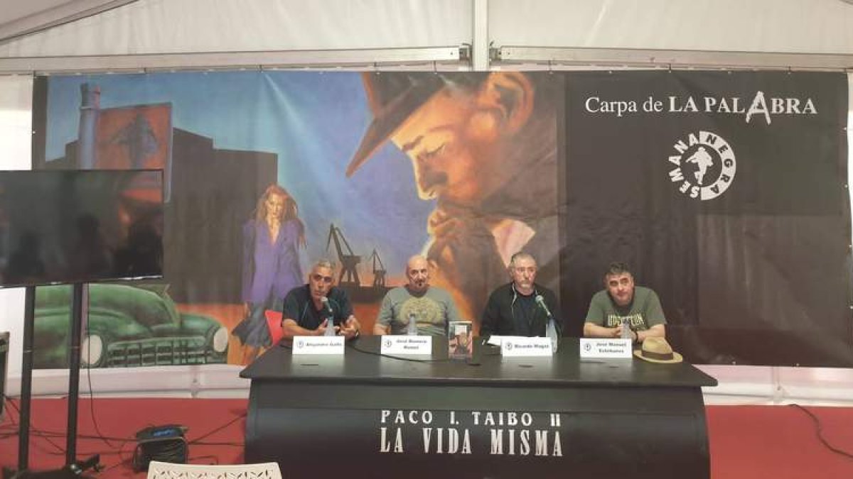 Alejandro Gallo, José Romero, Ricardo Magaz y José Manuel Estébanez, en la presentación de ‘Malas calles’ en Gijón. DL