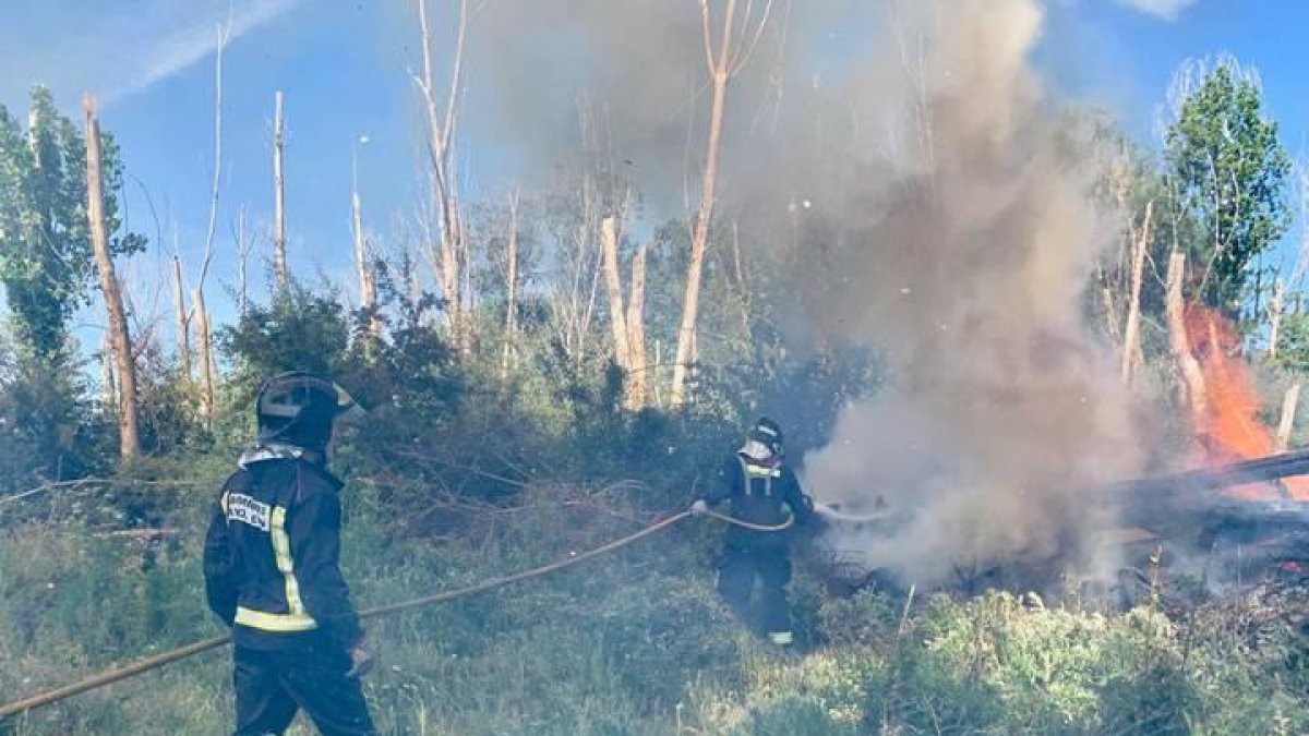 Efectivos de los bomberos de León durante las tareas de extinción