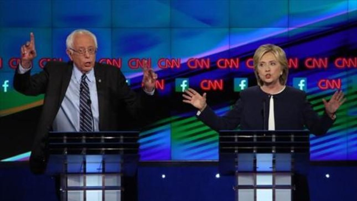 Los candidatos demócratas, Hillary Clinton y Bernie Sanders, en Las Vegas.