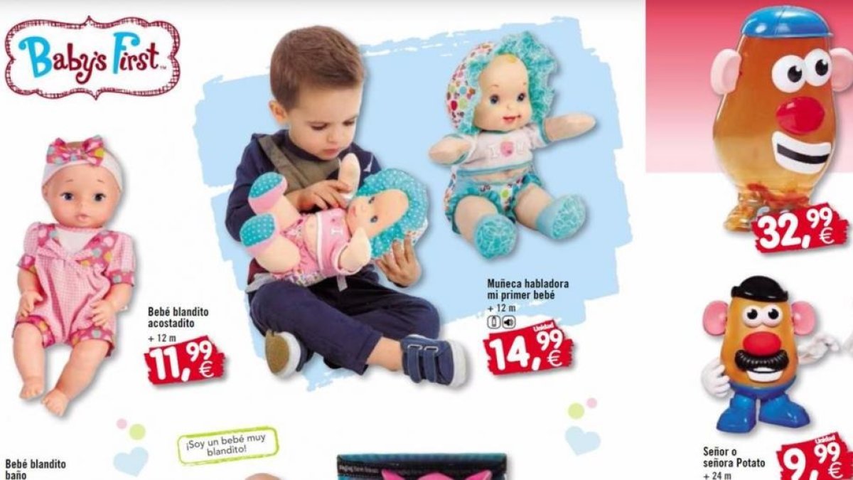 Un niño juega con una muñeca en el catálogo de Toy Planet