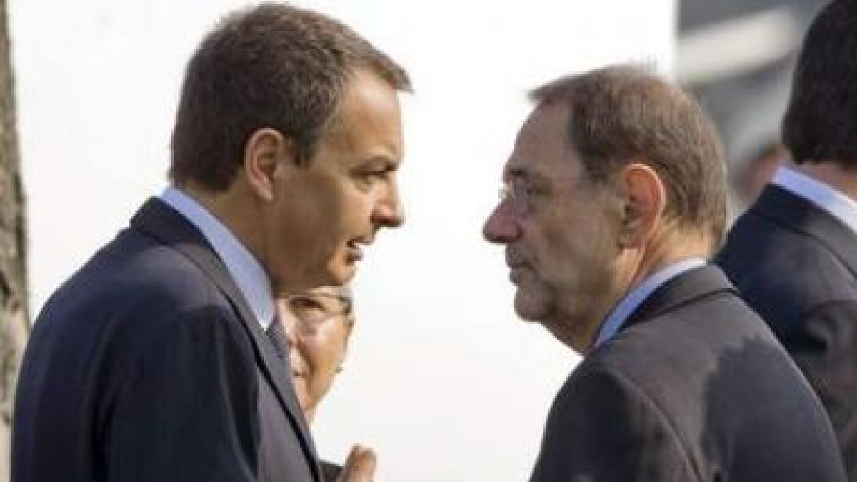 Zapatero conversa con Solana durante una cumbre de la Otan de este año.