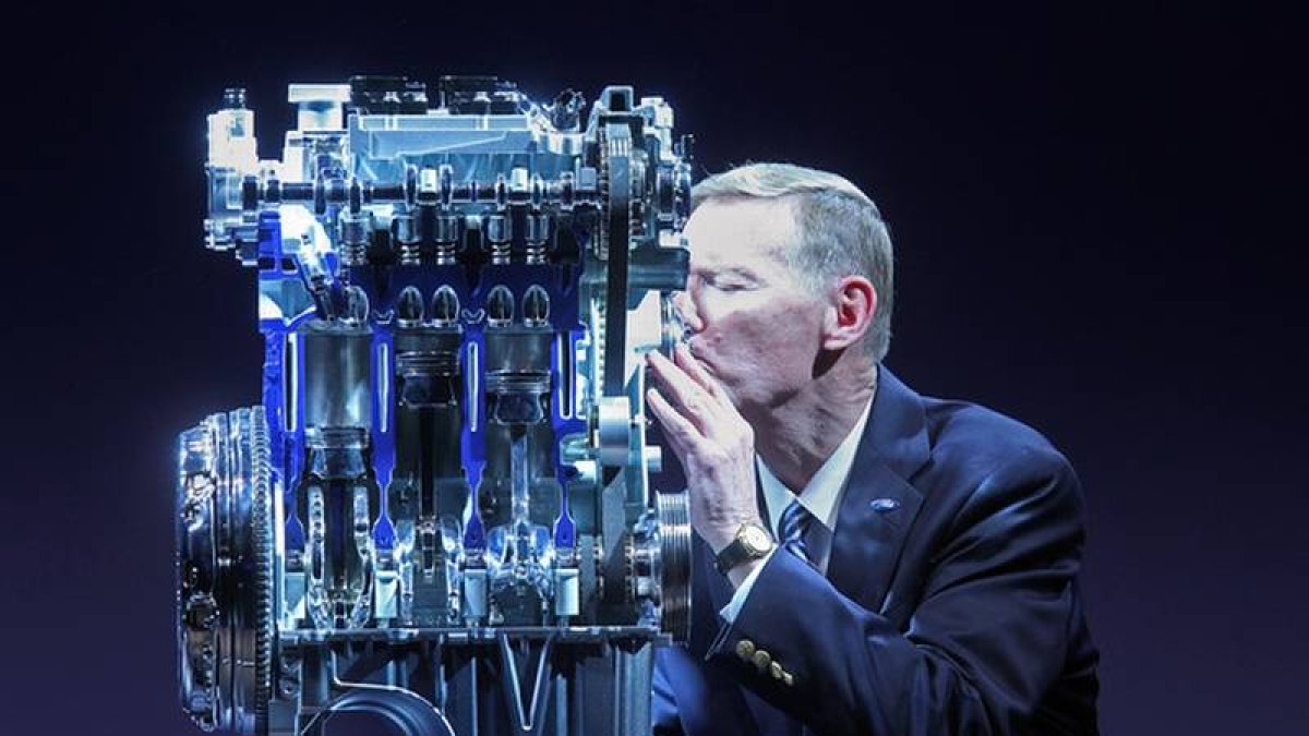 Alan Mulally, presidente de Ford besa el motor Ecoboost 1.0, que se fabrica en Colonia.