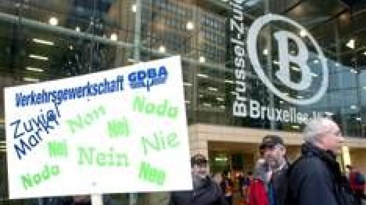 Trabajadores europeos del ferrocarril protestan contra el proyecto de la directiva comunitaria
