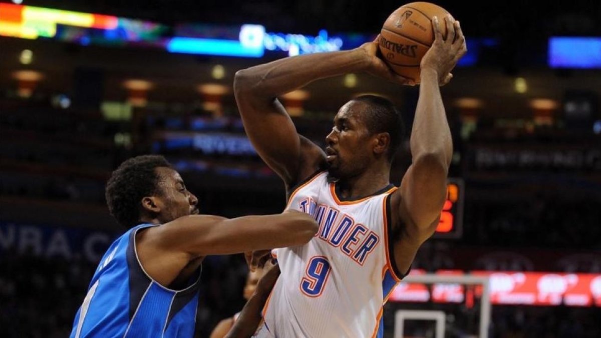 Ibaka, con la camiseta de los Thunder, en un partido de la NBA.