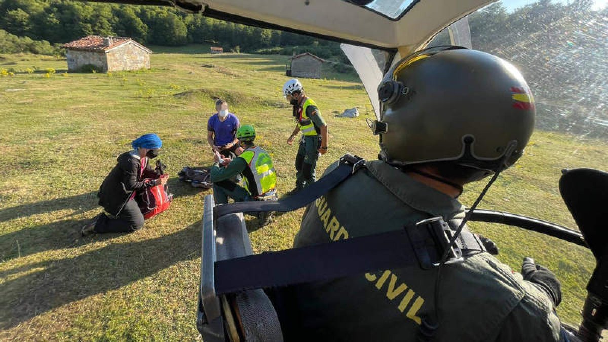 Los dos senderistas fueron evacuados en helicóptero. GREIM