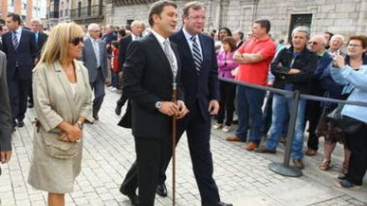 Isabel Carrasco, Riesco con el bastón de mando y Silván, ayer en la plaza del Ayuntamiento.