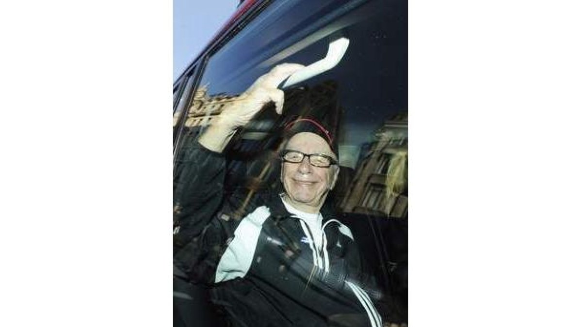 Rupert Murdoch abandona su residencia en Londres.