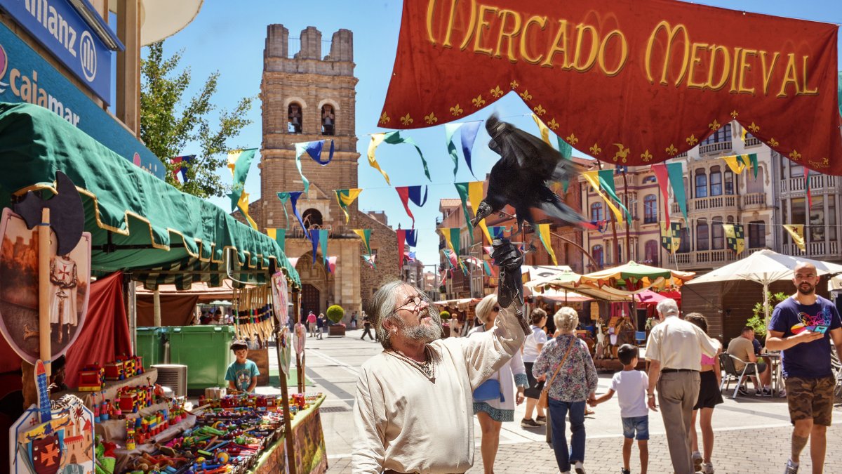 Desde ayer y hasta el domingo abre sus puertas el ya tradicional Mercado Medieval de La Bañeza, que fue inaugurado por el alcalde, Javier Carrera 