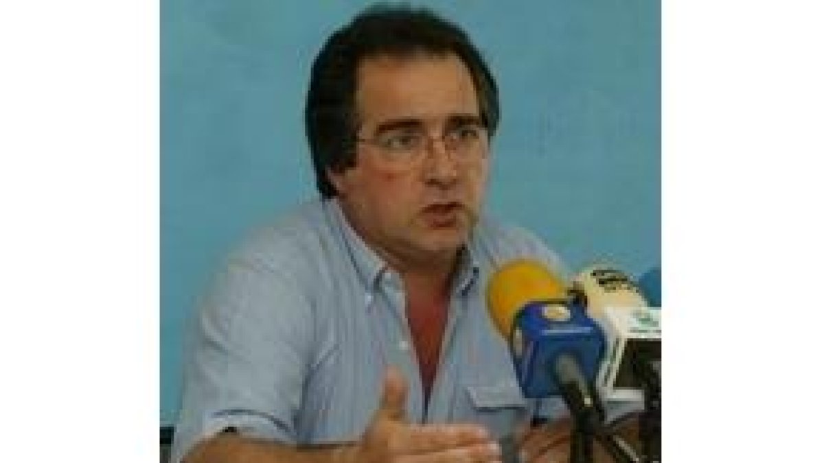 El portavoz socialista, Oscar Garnelo, durante la rueda de prensa