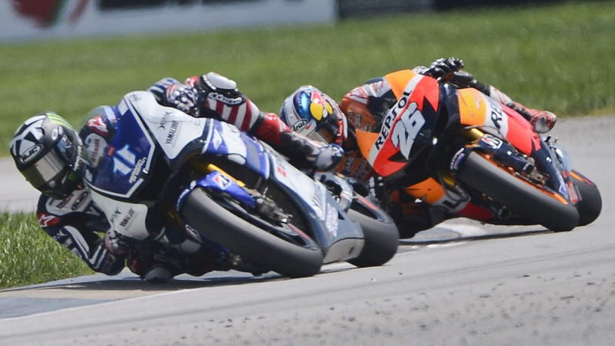 Ben Spies, seguido del español Dani Pedrosa, durante la carrera de MotoGP.