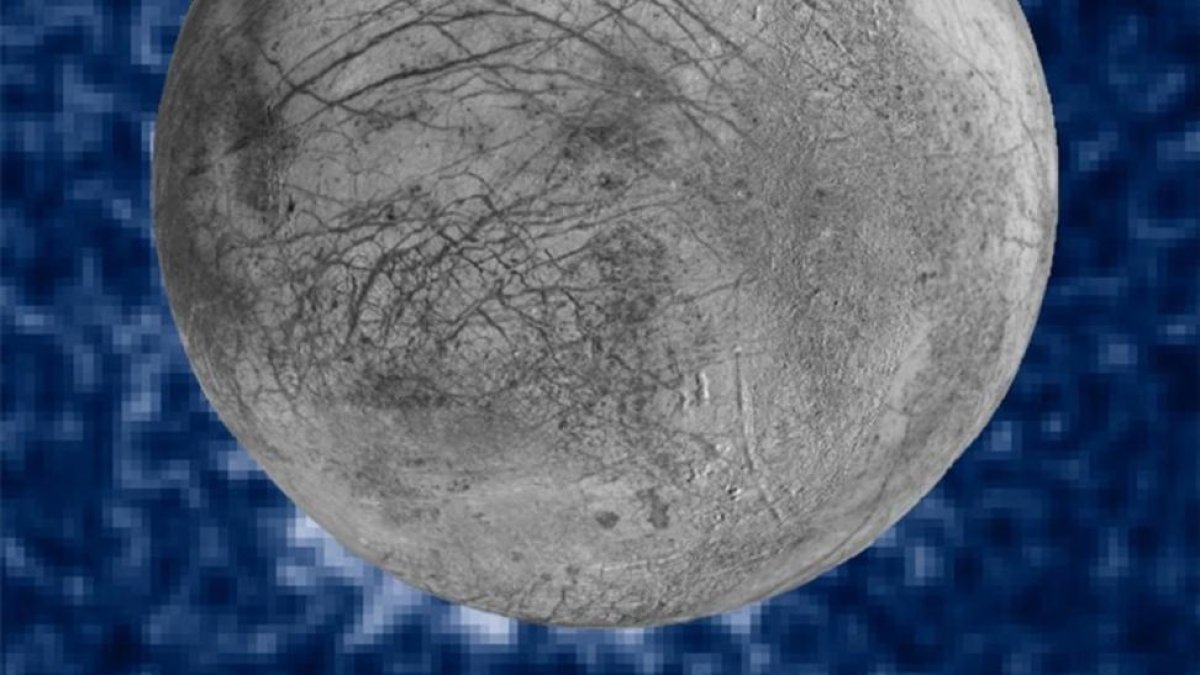 Observación de Europa captada por el telescopio 'Hubble' en el espectro ultravioleta. Las plumas o géiseres de vapor de agua son las manchas blancas que aparecen en el hemisferio sur del satélite.
