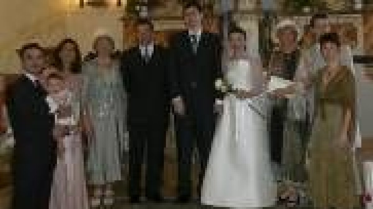 Los recién casados se dejeron fotografiar junto a su familia, frente al altar
