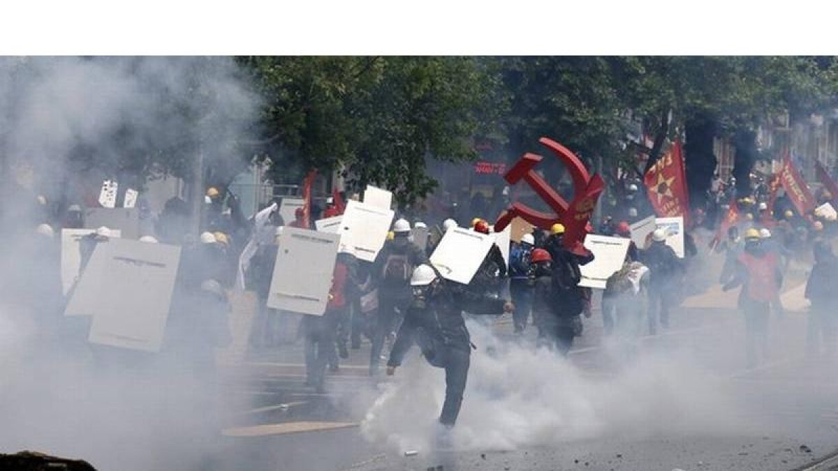 Antidisturbios turcos usan cañones de agua y bombas de gas lacrimógeno para dispersar a los manifestantes, en Estambul.