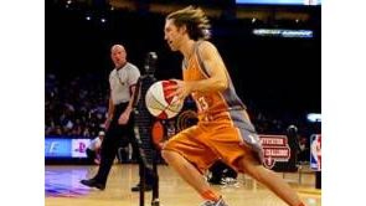 El escolta de Phoenix, Steve Nash, durante el concurso de habilidad