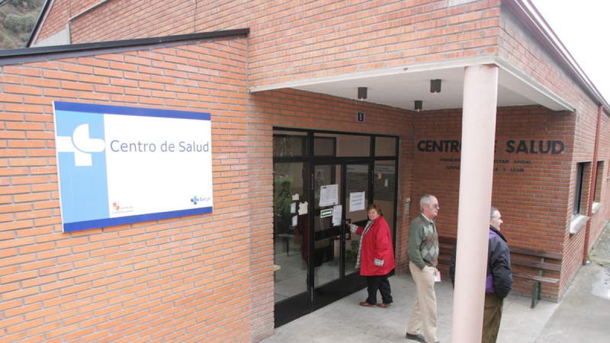 En la imagen de archivo entrada al centro de salud de Puente de Domingo Flórez. L. DE LA MATA