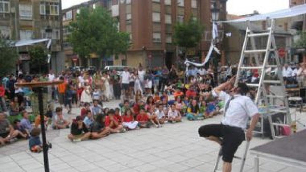 Niños y mayores disfrutaron con los espectáculos del teatro al aire libre.