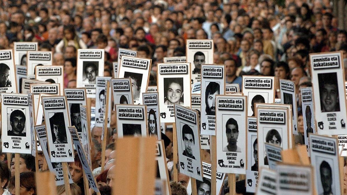 Manifestación a favor del acercamiento de presos, en el año 2006 en San Sebastián. /