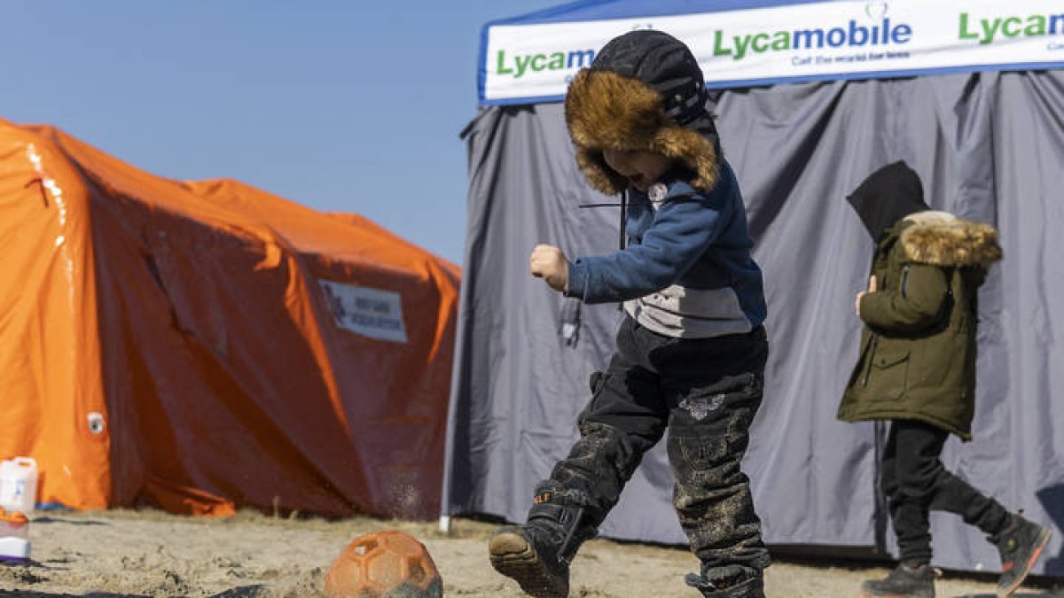 Un niño juega este lunes en el campamento de refugiados en Budomierz (Polonia), RODRIGO JIMÉNEZ