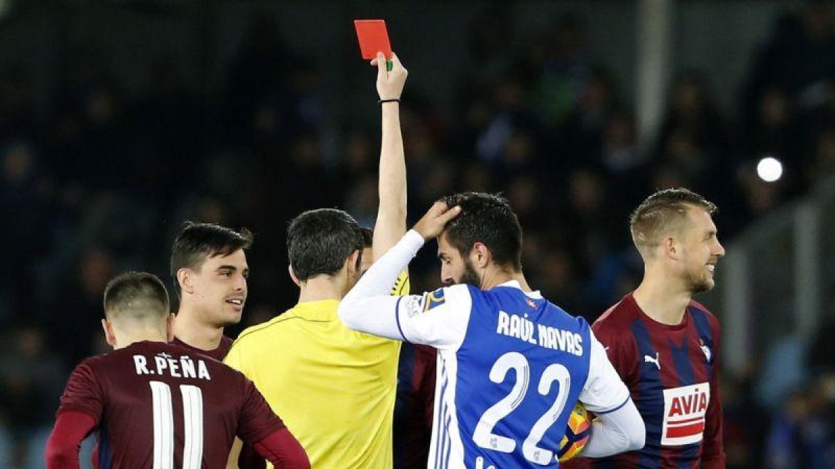 Undiano Mallenco muestra tarjeta roja al jugador del Eibar Florian Lejeune.