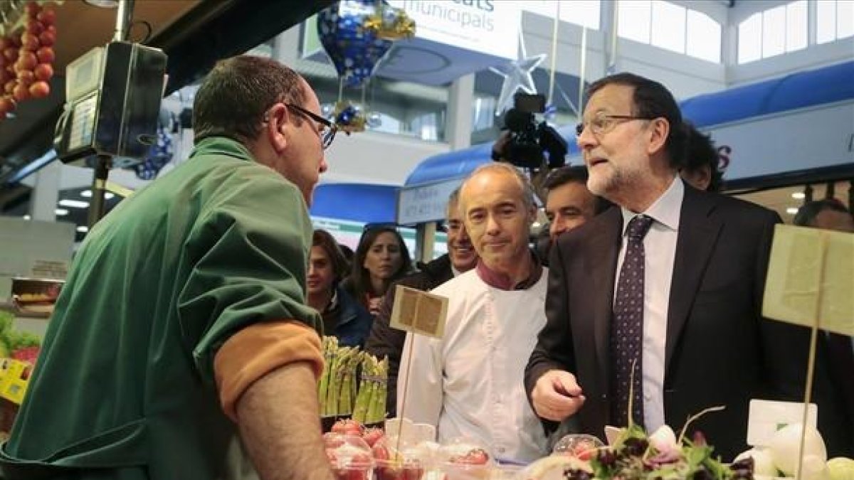 El presidente y candidato a la reelección, Mariano Rajoy, durante su visita a un mercado en Palma de Mallorca.