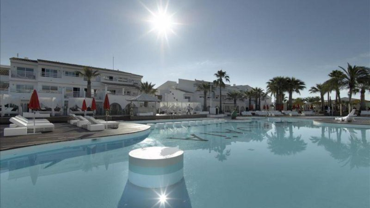 Un hotel con piscina en Ibiza.