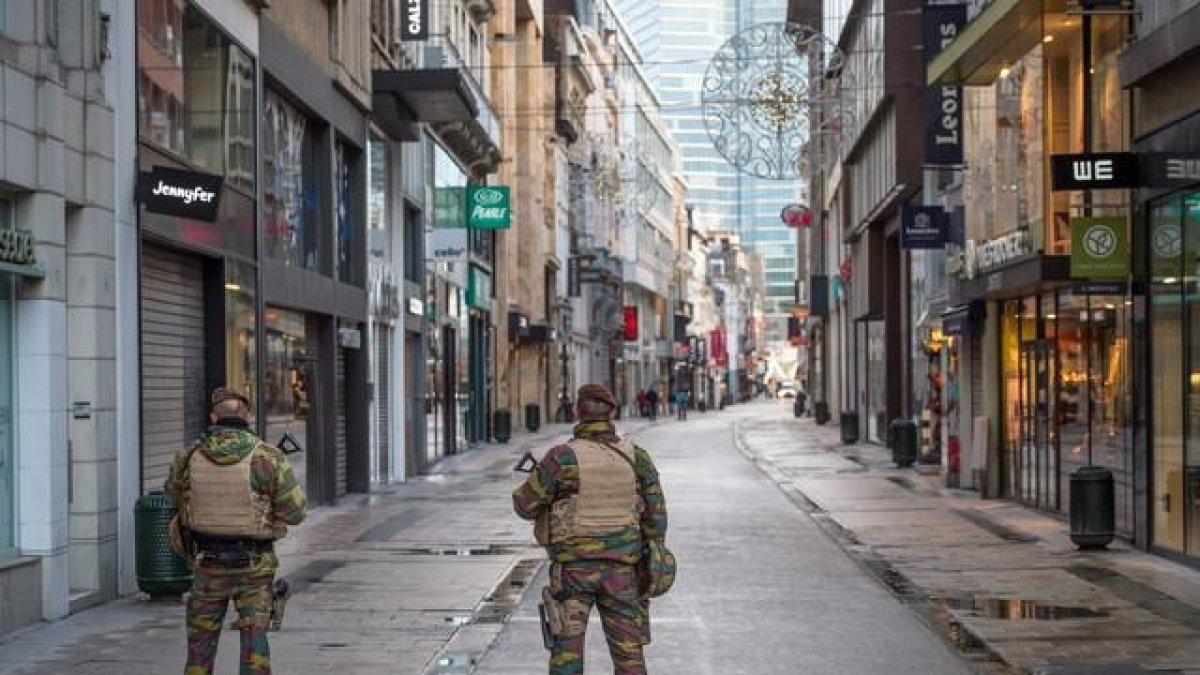 Soldados belgas patrullan por la desierta calle Neuve de Bruselas, una vía comercial de la capital de Bélgica habitualmente llena de ciudadanos.