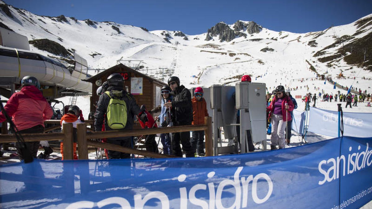 Esquiadores hacen cola en la silla cuatriplaza de Cebolledo, en una imagen de la pasada primavera. F. OTERO PERANDONES
