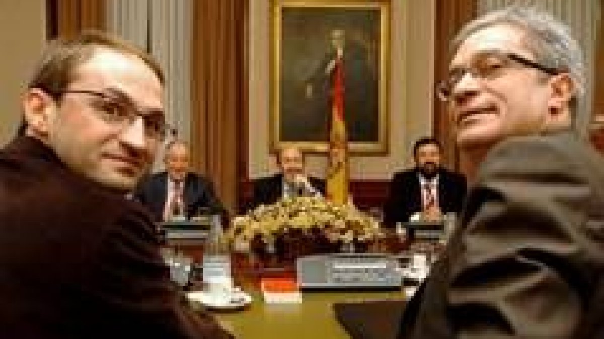 Los responsables de ICV, durante la reunión que mantuvieron con los negociadores del PSOE