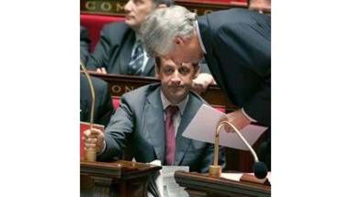 Villepin toma asiento al lado de Sarkozy tras pronunciar su discurso
