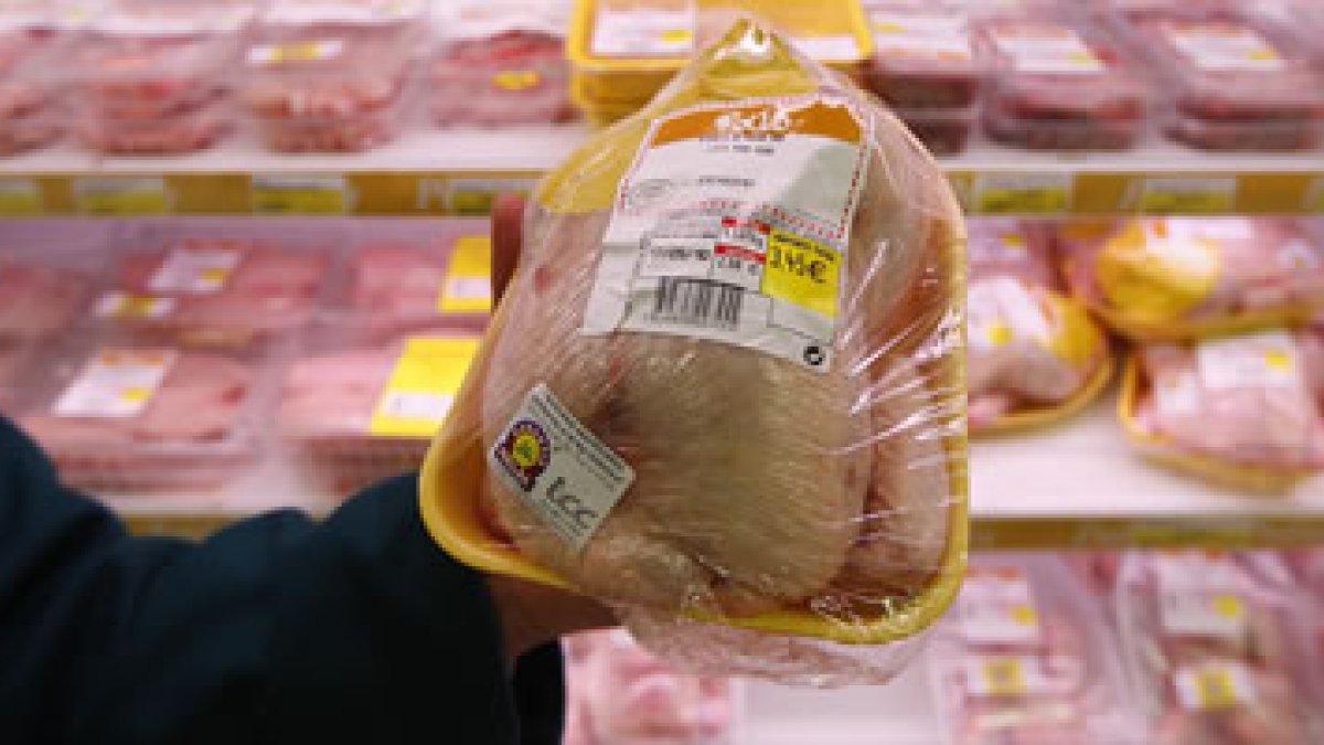 El pollo con marca Halal en el súper de Velasquita.
