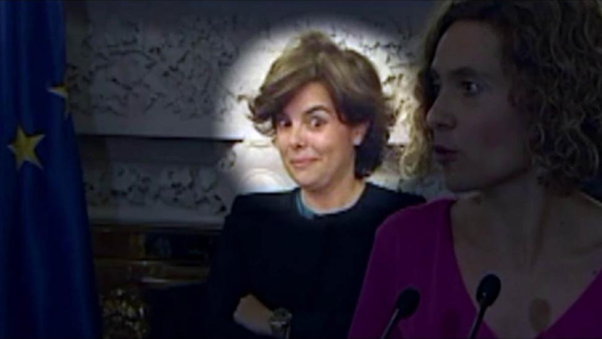 El gesto de Soraya Sáenz de Santamaría cuando Meritxell Batet habla de diálogo con Cataluña.