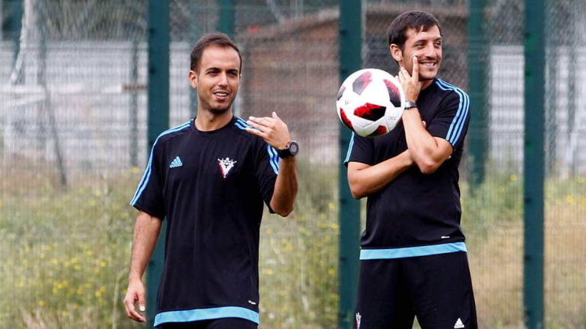 Borja Jiménez, izquierda, durante una sesión de entrenamiento con el Mirandés, que tras eliminar al Atlético de Madrid B se mide al Recreativo en el play off de ascenso. EL CORREO