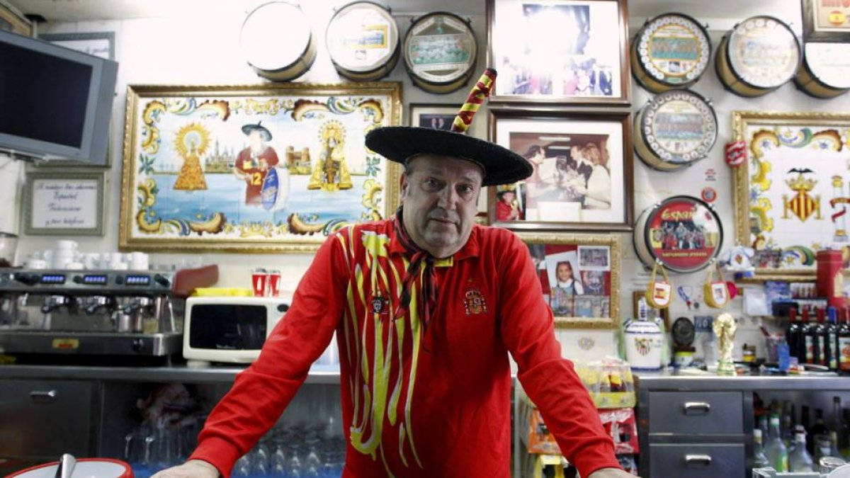 Manuel Cáceres, conocido como Manolo el del Bombo, posa en el bar que regentó en Valencia