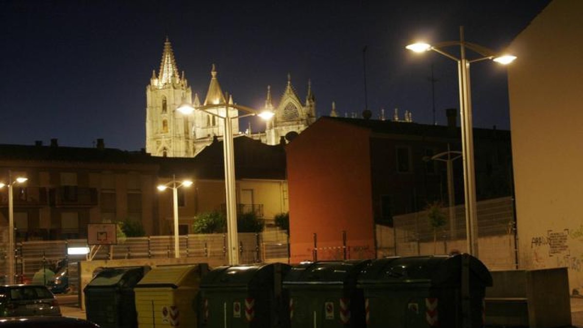 Farolas en una acera en León capital.