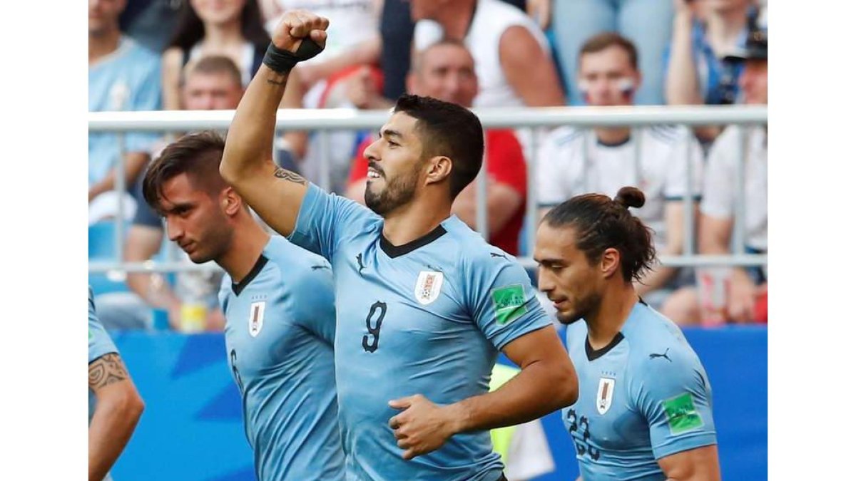 Luis Suárez celebra el primer gol de Uruguay ante Rusia. ALBERTO ESTÉVEZ